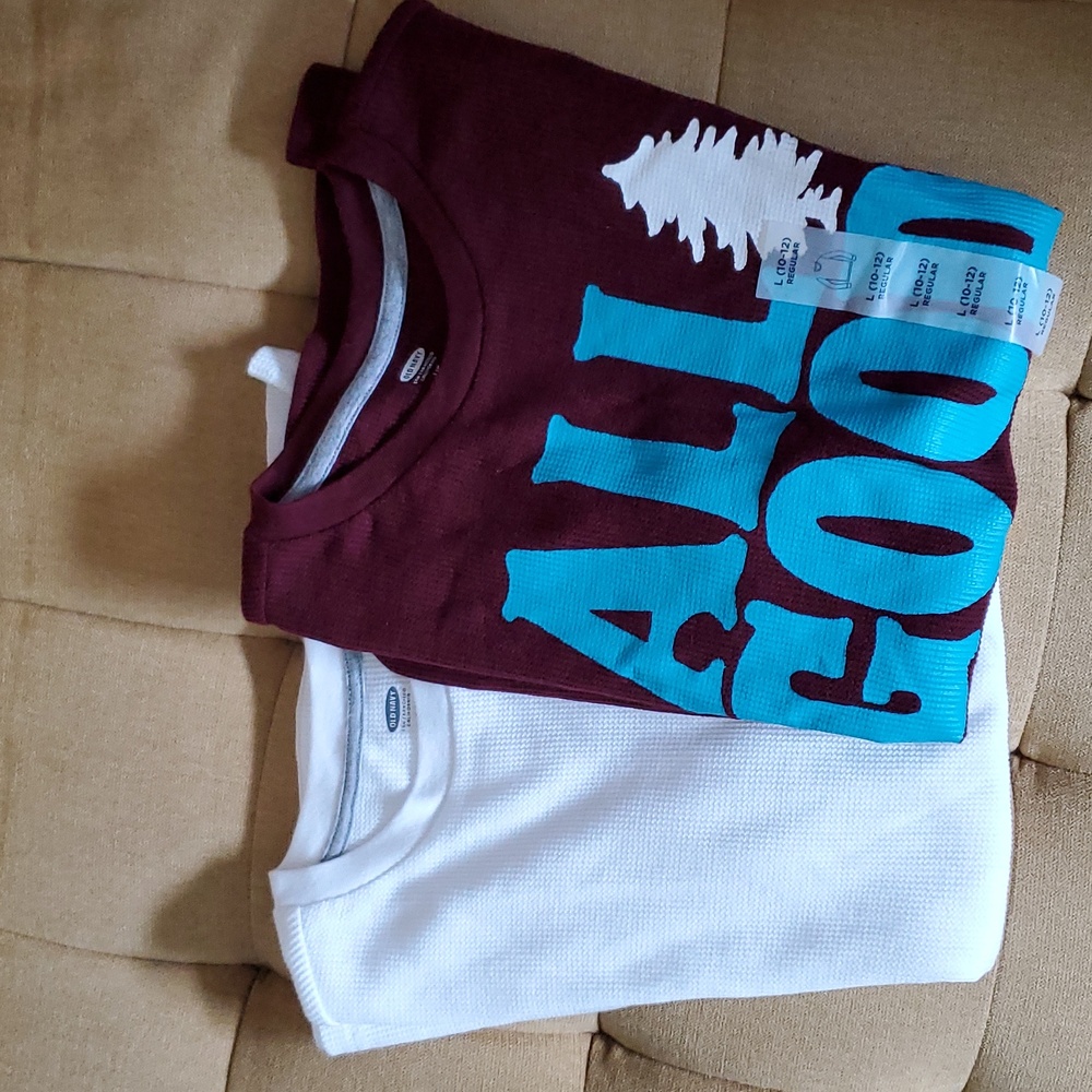 Old Navy maroon long sleeve with print & plain white long sleeve bundle